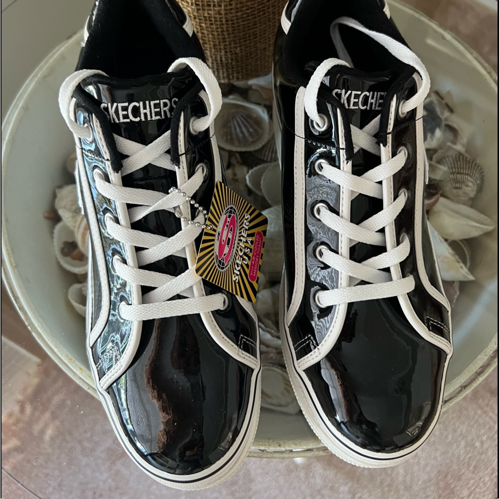 Skechers Black and white
